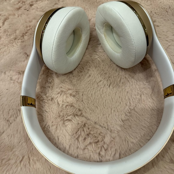 Gold Beats headphones - Picture 4 of 5